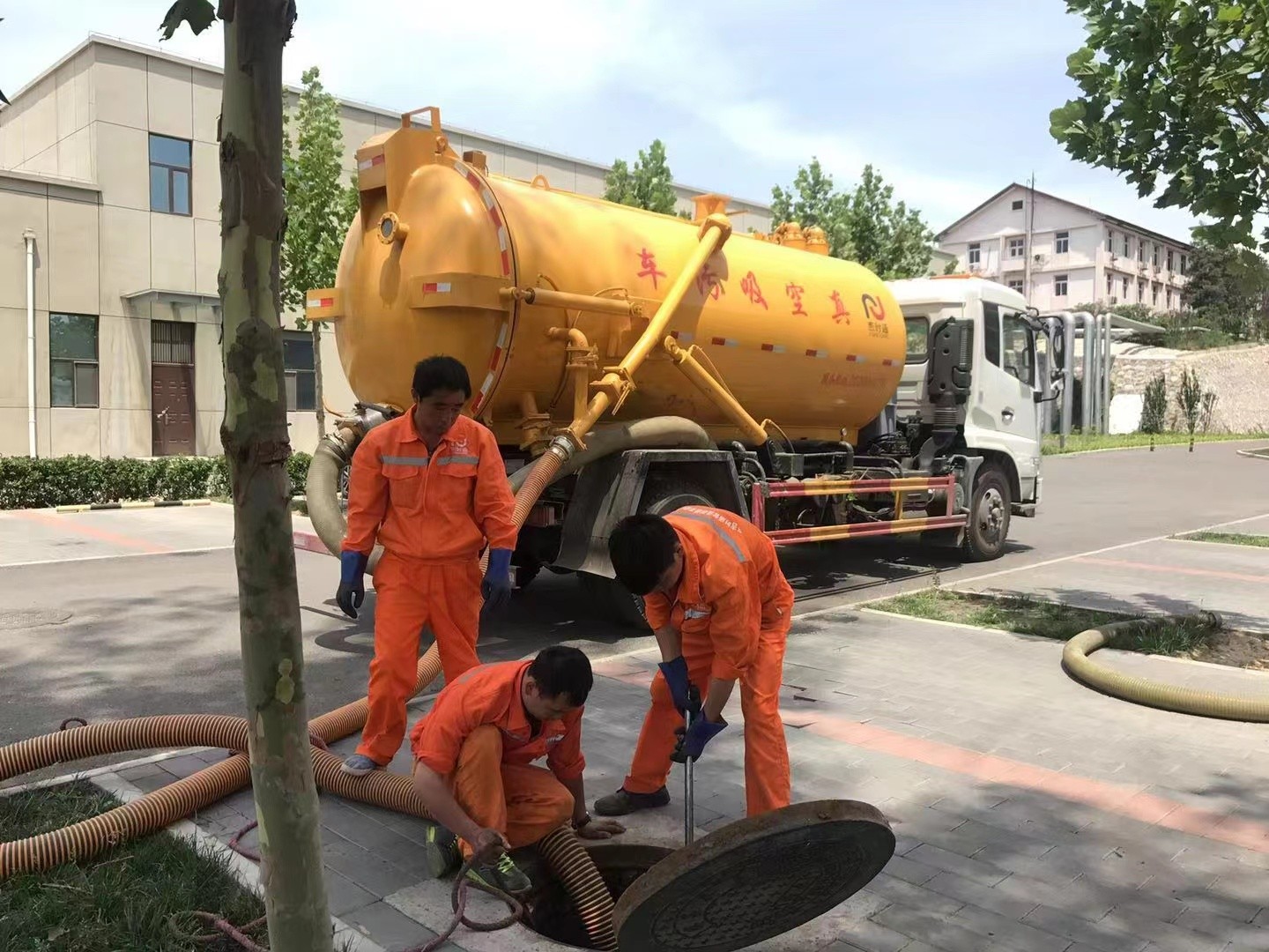 萝北管道疏通车停在窨井附近