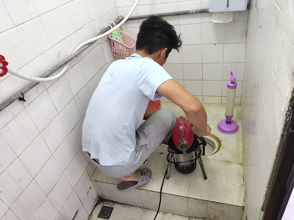 萝北管道堵塞冒臭气 专业师傅现场解决问题